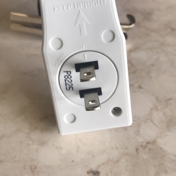 Bath and Bodywork’s Wallflowers fragrance plug in penguin skiing light holiday - Picture 6 of 10